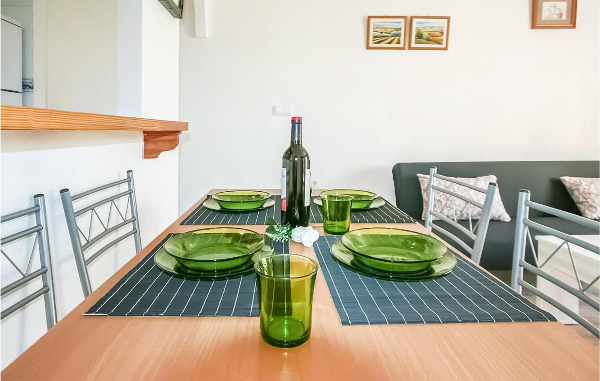 1 Bedroom Nice Apartment In Los Ареналес-дель-Соль Экстерьер фото